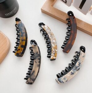 Opting for a banana clip in a Morandi color or with a vintageretro design